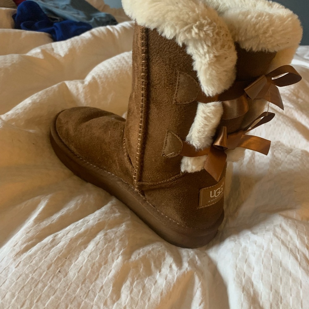 UGG boots .. new in box.. worn once.. lil big on me
